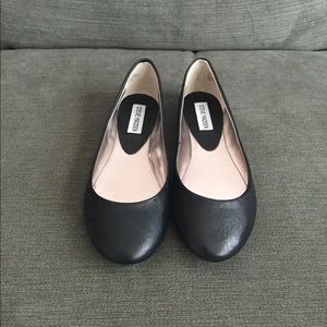 Steve Madden Black Leather flats